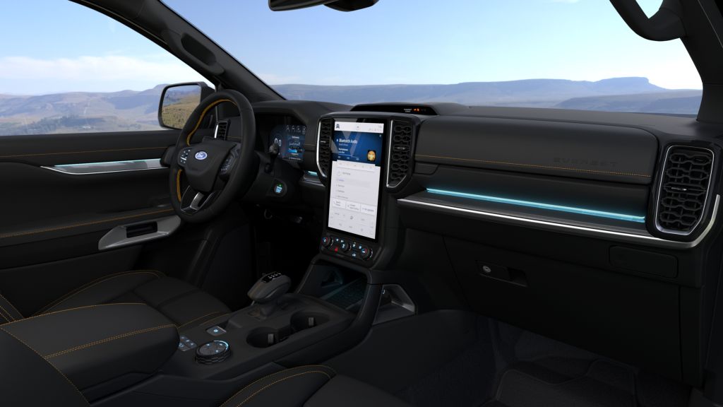 Trang bị trên xe bao gồm đồng hồ kỹ thuật số 12,4 inch, màn hình trung tâm 12 inch tích hợp hệ thống giải trí SYNC 4A