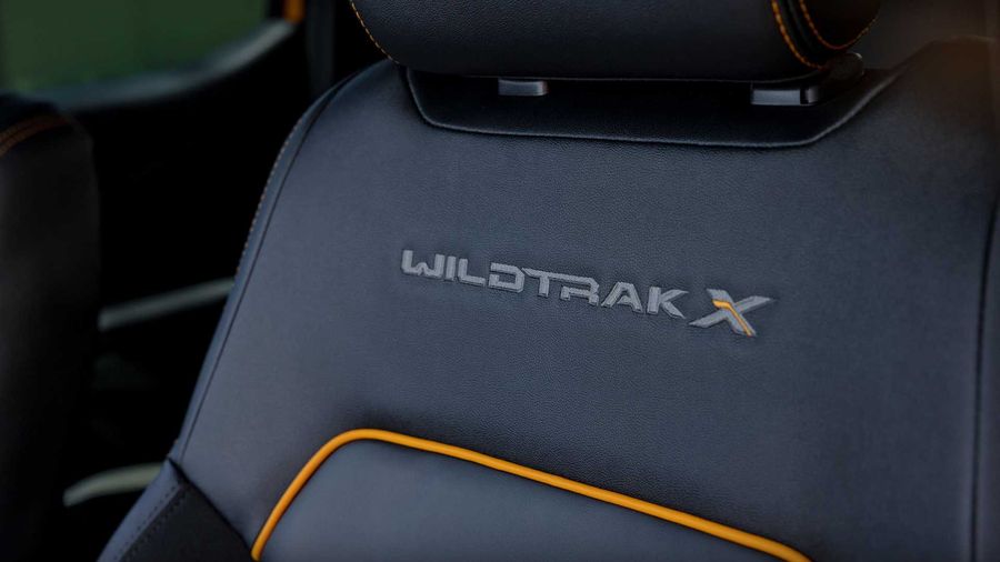 Logo Wildtrak X xuất hiện ở tựa lưng, bậc lên xuống và mặt taplo.