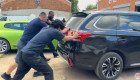 Chiếc Mitsubishi Outlander PHEV tưởng “vô phương cứu chữa” lại được sửa chỉ với 17.000 VNĐ