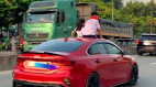 Đồng Nai: Tước bằng lái, phạt tiền tài xế để trẻ thò đầu qua cửa sổ trời