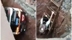 Taxi tự hành rơi xuống hố sâu, hành khách may mắn thoát nạn