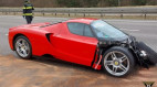 Siêu xe triệu đô Ferrari Enzo nát đầu do nhân viên đại lý lái thử gây tai nạn