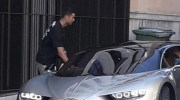 Bắt gặp Cristiano Ronaldo cầm lái Bugatti Chiron: Hai cực phẩm trong một khung hình