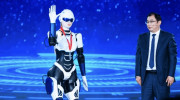 Hãng xe Trung Quốc trình làng robot bán hàng hình người