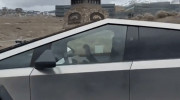 Tài xế đeo Vision Pro khi di chuyển trên đường, để mặc xe Tesla Cybertruck tự lái
