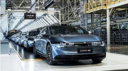 Zeekr 007 chính thức xuất xưởng: Sedan điện Trung Quốc sạc 15 phút chạy được 500 km, pin chịu nhiệt tới 1.000 độ C