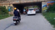 Lái xe ô tô qua hầm chui có biển cấm bị quay clip gửi Cảnh sát giao thông