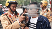 Người đàn ông đi xe máy nhớ đời vì 'không ngờ uống vài chén mà bị phạt nặng thế này'