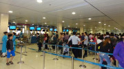 Bị nhắc nhở xếp hàng, khách đấm thẳng vào mặt nhân viên hàng không