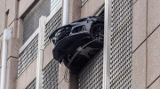 Chevrolet Camaro suýt lao từ tầng 6 xuống đất do tài xế quên về số