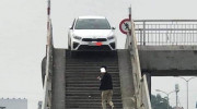 Hưng Yên: Xôn xao hình ảnh Kia Cerato mắc kẹt trên cầu vượt cực 