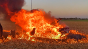 [VIDEO] Chiếc Ferrari F8 Tributo giá 9,4 tỷ VNĐ bốc cháy khi chạy trên cánh đồng ngô