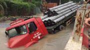 Xe container sụp hố, đè vỡ đường ống nước sạch Sông Đuống