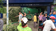 Hà Nội: Xe bồn mất lái đâm vào nhà dân, hai người bị thương đưa đi cấp cứu