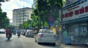 Taxi dừng đỗ lộn xộn trước cổng bệnh viện 108: Đề xuất lắp camera phạt nguội