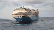 Tàu chở 4.000 chiếc xe hơi hạng sang bất ngờ bốc cháy rồi chìm xuống đáy đại dương