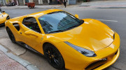 Chạm mặt Ferrari 488 Spider rực rỡ một góc trời Sài Gòn