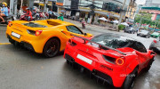 Diện kiến bộ đôi cực phẩm Ferrari 488 trên đường phố Sài Gòn