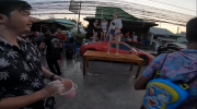 Chơi lễ Songkran, hai cô gái trèo lên 