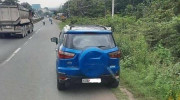 Xe tải chở hàng cứu trợ miền Trung bị Ford EcoSport ép đầu mà lại cảm thấy 