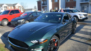 Tên trộm táo bạo lấy cắp Ford Mustang rồi đâm vỡ kính showroom để tẩu thoát như trong phim