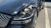 Genesis G80 “mới cứng” bị thương nặng ngay sau vài phút lăn bánh