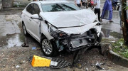 Hải Phòng: Hyundai Accent vừa ra khỏi đại lý đã đâm vào gốc cây, vỡ nát đầu xe