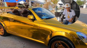 Đại gia miền Tây đắp vàng đầy người, di chuyển bằng xe Lexus dát vàng khiến dân tình xôn xao