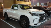 Lạ lẫm với phiên bản “bán tải” của Lexus LX570 trên đường phố Dubai
