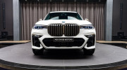 Cận cảnh BMW X7 M50i trong áo Trắng Alpine và nội thất Tartufo lịch lãm
