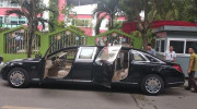 Mercedes-Maybach S600 Pullman của ông chủ FLC được thợ Việt thay thảm sàn bên vệ đường