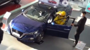 Đến đại lý Nissan giao đồ ăn, anh chàng shipper tiện tay “tậu” luôn cho mình một chiếc xế hộp