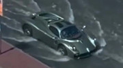 Pagani Utopia giá hơn 2 triệu USD dũng mãnh lao qua con phố ngập nước ở Dubai