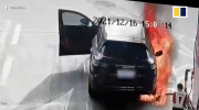 Châm lửa đốt Porsche Cayenne ngay trong trạm xăng khi vẫn còn người ngồi trên xe