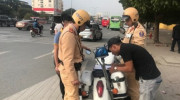 Đi xe ô tô rẽ không xi nhan bị phạt tới 5 triệu đồng