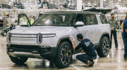 Hai chiếc Rivian R1S đầu tiên đã được bàn giao đến tay người dùng là CEO và CFO của hãng