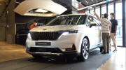 Đẹp như xe sang, Kia Sedona/Carnival 2021 ngoài đời thực càng khiến dân Việt 