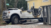Ford Super Duty bị thiêu rụi sau cú sét đánh kinh hoàng