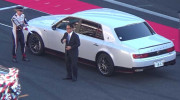Toyota Century phiên bản thể thao độc nhất xuất hiện tại trường đua Nhật Bản