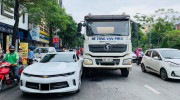 Hà Nội: Mẹ bầu lái Chevrolet Camaro va chạm với xe bồn trộn bê tông