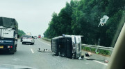 Hà Nội: Xe ô tô mất lái, lật nghiêng giữa cao tốc Nội Bài - Lào Cai
