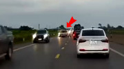 [VIDEO] Vượt ẩu, xe ô tô đấu đầu xe ngược chiều gây tai nạn nghiêm trọng