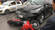 Ngủ gật trong lúc chờ đèn đỏ, tài xế gây tai nạn liên hoàn trên phố Xã Đàn, Hà Nội
