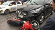 Ngủ gật trong lúc chờ đèn đỏ, tài xế gây tai nạn liên hoàn trên phố Xã Đàn, Hà Nội