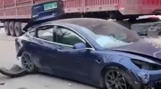 Tesla Model 3 gặp tai nạn hy hữu, “bay” ngang qua một con sông rộng 10 mét