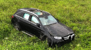 Hà Nội: Mercedes-Benz GLC lao xuống bãi cỏ, xe hỏng nặng nhưng người trong xe an toàn