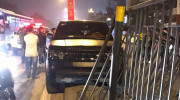 Hà Nội: Xế sang Range Rover mất lái, xe Mazda3 đi làn ngược chiều vô tình trở thành 