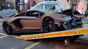 [VIDEO] Lamborghini Aventador SVJ đâm vào xe buýt hai tầng đến biến dạng