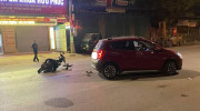 Bắc Ninh: VinFast Fadil bị xe máy tông biến dạng cửa sau, một người bị thương nặng