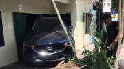 Thái Bình: Mới mua xe, nam thanh niên lái Mazda CX-5 đâm đổ tường nhà